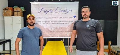 Volunt�rios arrecadam alimentos pelo 