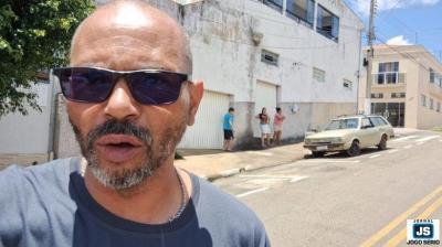 CRUEL: Cachorra morre ap�s pular de telhado em lan�as de port�o por causa dos estampidos de fogos de artif�cios