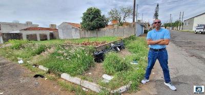 Vereador Carl�o critica sujeira em lote do Planalto, pede provid�ncias � Prefeitura e o apoio da comunidade 