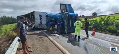 AGORA: Tombamento de carreta mobiliza socorristas e provoca lentid�o ao tr�fego de ve�culos na rodovia de Monte Belo