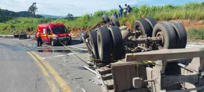 Mais um tombamento na serra da rodovia que liga S�o Pedro da Uni�o a Guaxup�