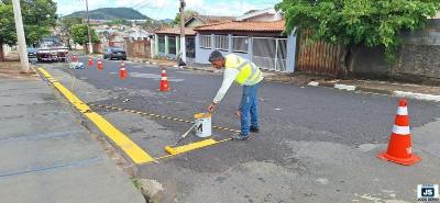 Pinturas vi�rias em pontos de �nibus antecedem o funcionamento do aplicativo do 