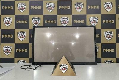 PMs capturam dois por furto e um pela recepta��o de TV em Guaxup�