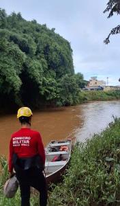 Corpo de Bombeiros localiza v�tima de afogamento no Rio Sapuca�, em Itajub�