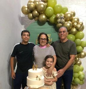 Convidada para jantar costumeiro na casa da filha, guaxupeana � surpreendida com comovente festa de anivers�rio