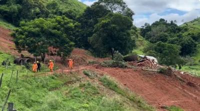 Fam�lia morre soterrada ap�s rompimento de a�ude atingir resid�ncia em Minas Gerais