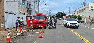 Vazamento no Jardim Angola provoca falta de �gua � comunidade