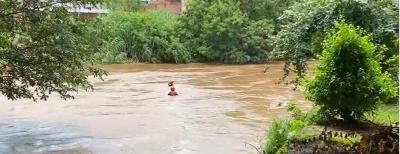 Corpo de Bombeiros resgata mulher arrastada pela correnteza do Rio Sapuca�, em Itajub�