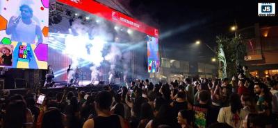 Multid�o de foli�es e muito divertimento na primeira noite do Carnaval Guaxup� 2026 