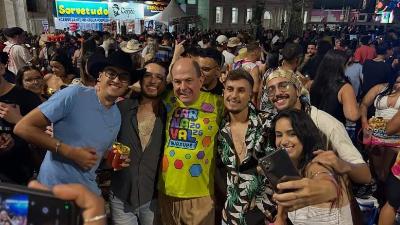 Nos bra�os do povo, prefeito Jarbinhas agradece a popula��o ap�s o sucesso do Carnaval Guaxup� 2026 