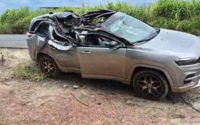 Crian�a de 1 ano morre ap�s eucalipto cair sobre carro na MG-444, em Capetinga