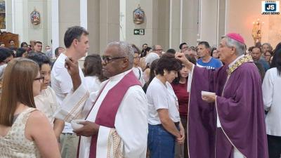 Cat�licos participam de Missa de Cinzas, in�cio da quaresma e lan�amento da Campanha da Fraternidade