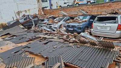 Muro desaba e atinge cerca de oito ve�culos no bairro Morro Chic, em Itajub�