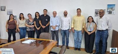 Moradores da zona rural participam de reuni�o com o prefeito Jarbinhas, que ajudar� nos problemas com a CEMIG e atender� reivindica��es municipais