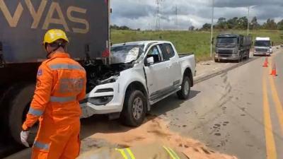 Acidente entre caminhonete e carreta mobiliza Bombeiros na LMG-877, em Po�os de Caldas