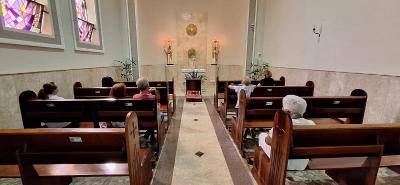 Sant�ssimo permanece exposto nas igrejas cat�licas para preces e muita reflex�o