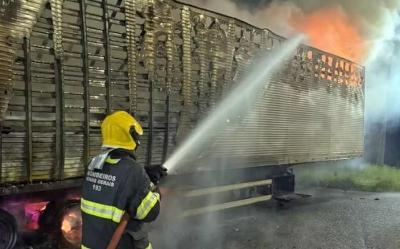 Carreta pega fogo pr�ximo a posto da PRF na BR-381 e destr�i carga avaliada em R$ 850 mil