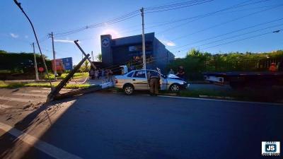 Condutor bate ve�culo contra poste em ocorr�ncia de embriaguez ao volante