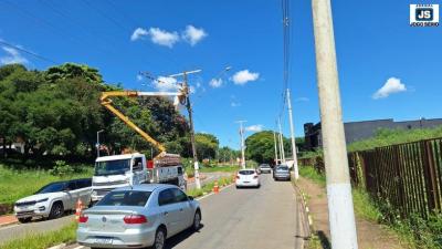 Vereador Carl�o apura que restabelecimento da luz el�trica no entorno de �rea onde ve�culo bateu contra poste ocorrer� ainda hoje 