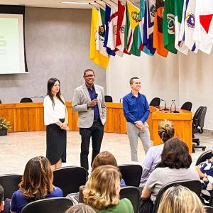 AMEG re�ne munic�pios para celebrar avan�os na alfabetiza��o e entrega selos de reconhecimento regional 