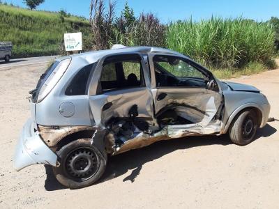 Colis�o lateral deixa mulher ferida e presa �s ferragens na MG-179, em Pouso Alegre