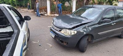 Colis�o entre autom�veis em cruzamento de avenida entre o 