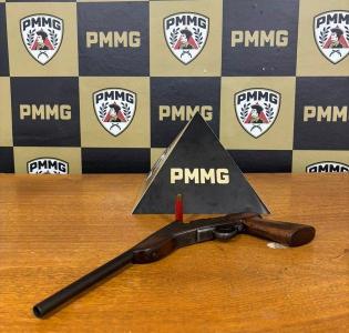 Homem � preso por porte ilegal de arma de fogo ap�s den�ncia de disparos em Guaxup�