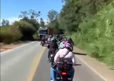 V�deo impactante registra colis�o entre motociclista e carreta no Sul de Minas