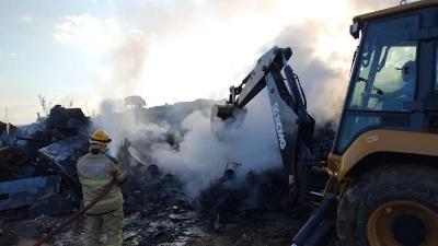 Dep�sito de recicl�veis � destru�do em inc�ndio na zona rural de Nova Resende 