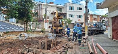 Empreiteira da Copasa retorna � Pra�a do Mercad�o para outra manuten��o em rede de esgoto problem�tica