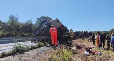 Motorista fica preso �s ferragens ap�s tombamento de carreta na MG-050, em Capit�lio