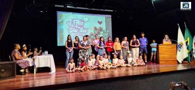 L�deres comunit�rias de Guaxup� s�o homenageadas junto a m�es em evento organizado por Luiz Henrique Bilu