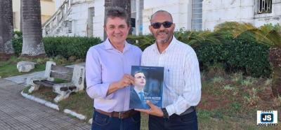 Vereador Carl�o e La�rcio Nogueira, assessor do senador Rodrigo Pacheco, tratam sobre mais recursos para Guaxup�