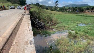 Caminhoneiro morre ap�s ve�culo cair em manancial �s margens da MGC-267 entre Campestre e Bandeira do Sul