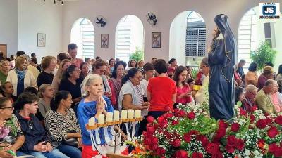 Devotos lotam igreja na Vila Campanha no Dia de Santa Rita de C�ssia, em Guaxup�