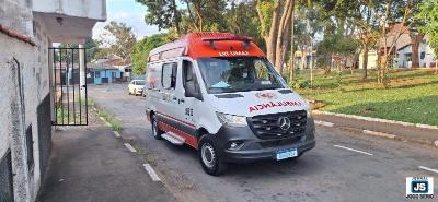 Casal, de bicicleta, colide violentamente contra parede de com�rcio na Pra�a Estevan Franchi