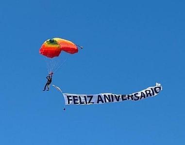 Paraquedistas do Aerodesporto de Guaxup� participam das comemora��es aos 114 anos do Munic�pio 