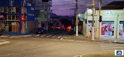 Caminh�o arranca fia��o na Rua Salesianos e deixa parte da cidade �s escuras