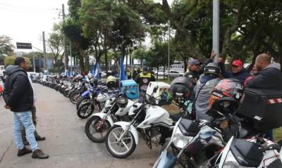 Governo prepara linha de cr�dito para motociclistas de aplicativos