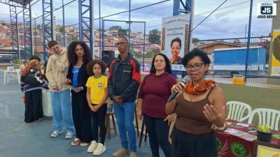 Claudinea Moreira lan�a obra liter�ria antirracista em evento na quadra do 