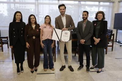 Presidente da ALMG recebe relat�rio final do F�rum Direito do Consumidor