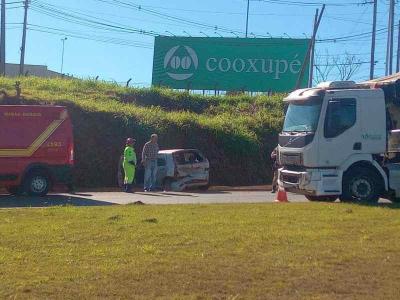 Aten��o para not�cia de colis�o entre caminh�o e autom�vel no Trevo do Japy