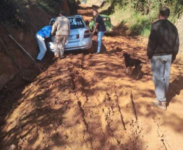 Comunidade do bairro Mergulh�o sofrendo de novo com condi��o ruim da estrada rural em Guaxup�