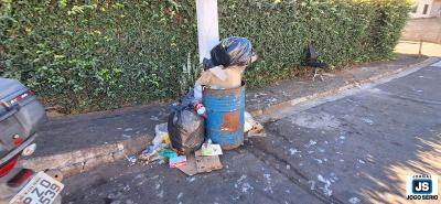 Vereador Carl�o leva mais uma demanda do Bairro Colmeia � Prefeitura de Guaxup� 