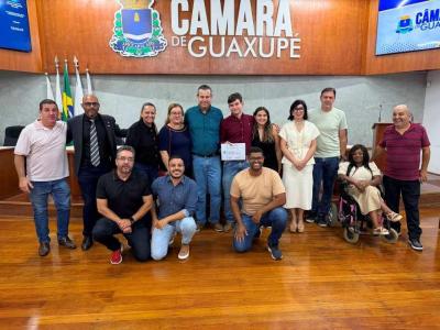 Matheus Pereira recebe Mo��o de Aplausos por destaque como leiloeiro rural