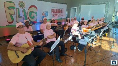 Grupo Viol�o.MG d� espet�culo na �ltima apresenta��o da FLIG Minas 2026 