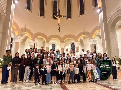 Alunos do Col�gio Dom In�cio participam de missa da novena de Nossa Senhora das Dores em Guaxup�