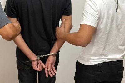 Homem com mandado de pris�o tenta fugir da PM, mas � preso ap�s correr por telhados em Guaxup�