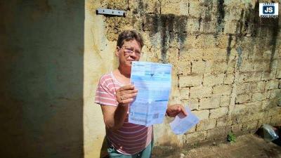 Guaxupeana revoltada com vazamento de esgoto em sua casa pede ajuda para solucionar o problema 