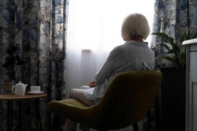 Alzheimer n�o afeta s� a mem�ria: esbarr�es e dificuldade em escadas tamb�m merecem aten��o